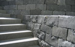 Akiuco Basalt Mauersteine allseits gespalten