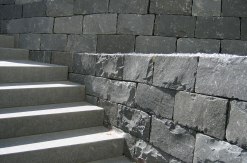 Akiuco Basalt Mauersteine allseits gespalten