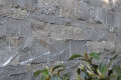 Ferano Kalkstein Lager und Stoeße gesaegt Ansicht gespalten