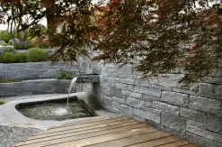 Gneis allseits gespalten