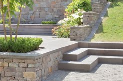 Grauwacke allseits gespalten