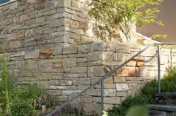 Luserna Gneis allseits gespalten