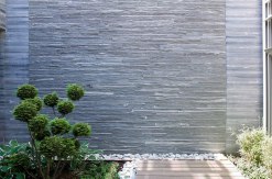 Quarzit Lager und Stoesse gesaegt Ansicht gespalten