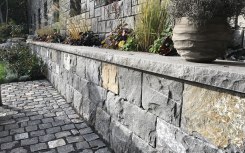 Quarzsandstein allseits gespalten