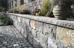 Quarzsandstein allseits gespalten