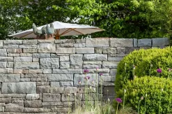 Sandstein Lager und Stoesse teils gesaegt teils gespalten, Ansicht gespalten