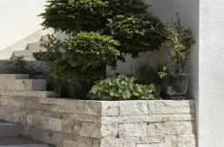 Travertin Lager und Stoesse gesaegt Ansicht gespalten