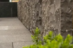 Basalt Oberflaeche gespitzt