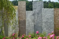 Luserna Gneis Oberflaeche spaltrau